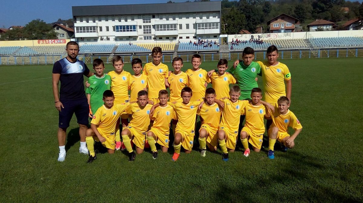 Mlađi pioniri Slavonije bili su pratitelji igrača na utakmici 1